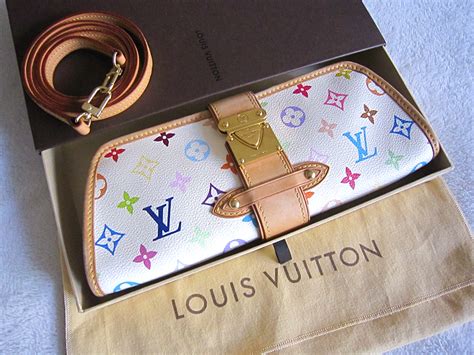 white lv clutch bag.